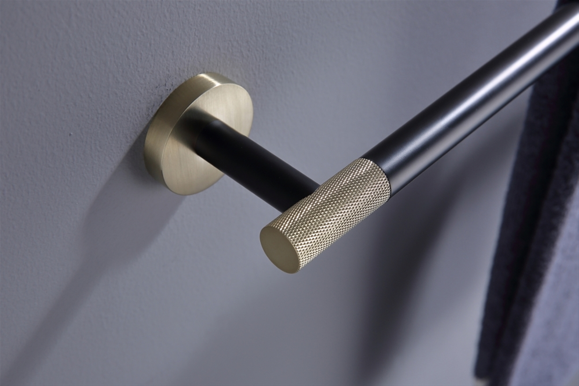 Aqua RONDO 24" Towel Bar - Gold & Black